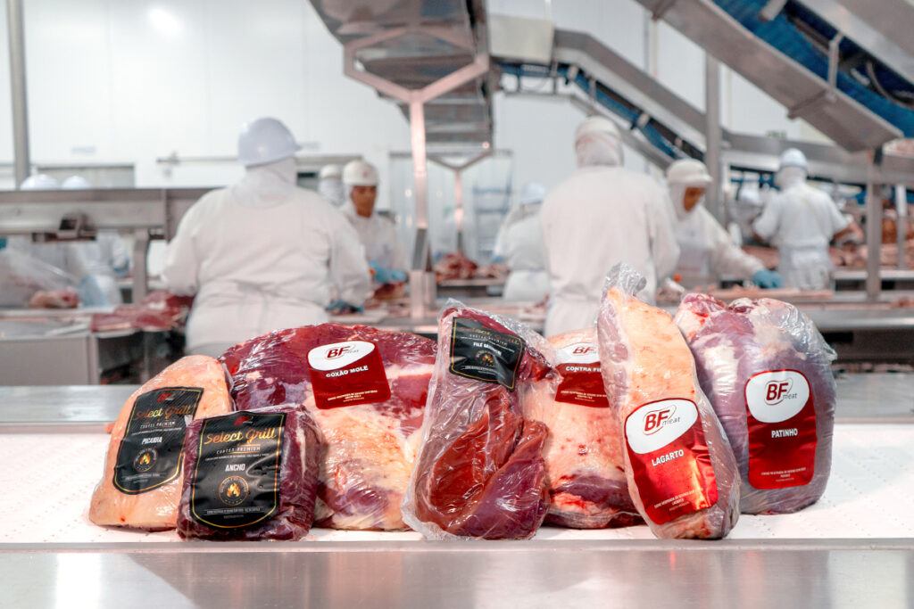 Seleção de cortes especiais de carnes bovinas embaladas